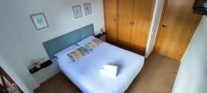 埃斯波特Apartamento Minairons Espot的一间小卧室,配有一张白色的床和蓝色床头板