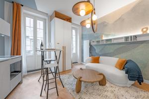 阿尔比L'APARTÉ的客厅配有白色的沙发和桌子