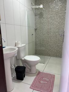 马拉戈日Casa Temporada Suítes的浴室配有卫生间、盥洗盆和淋浴。