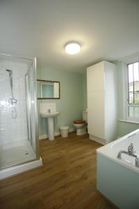 伦敦COSY CAMDEN 2 BEDROOM APARTMENT WITH TERRACE的带淋浴、卫生间和盥洗盆的浴室