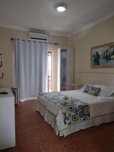 里约达欧特拉斯普萨达博斯克酒店的一间卧室设有一张大床和一个窗户。