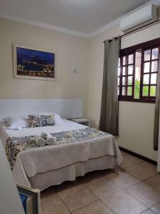 里约达欧特拉斯普萨达博斯克酒店的一间卧室设有一张床和一个窗口