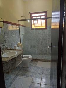 里约达欧特拉斯普萨达博斯克酒店的一间带水槽和卫生间的浴室以及窗户。