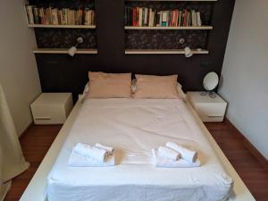 塞维利亚Casa del Doctor的一间卧室配有一张床,上面有两条毛巾
