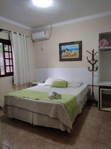 里约达欧特拉斯普萨达博斯克酒店的一间卧室,卧室内配有一张大床