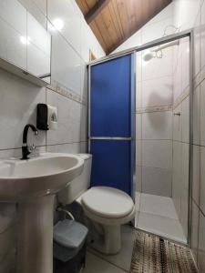蜜岛克洛铎露营旅馆的浴室配有卫生间、盥洗盆和淋浴。