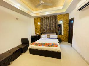 阿格拉Hotel Taj Star by Urban stay的一间卧室配有一张床和一张沙发