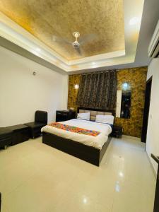 阿格拉Hotel Taj Star by Urban stay的一间卧室配有一张大床和一张沙发