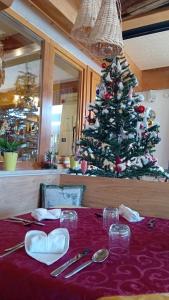 卡斯泰洛泰西诺Kapriol的餐厅里一张带圣诞树的桌子