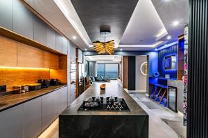 巴利托Modern Chic Beachfront Apartment的厨房配有炉灶和蓝色的墙壁