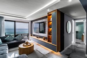 巴利托Modern Chic Beachfront Apartment的客厅配有沙发和桌子