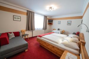拉德施塔特科斯雷尔旅馆的酒店客房,配有床和沙发