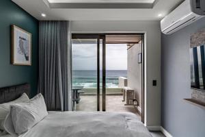 巴利托Modern Chic Beachfront Apartment的一间卧室配有一张床,享有海景