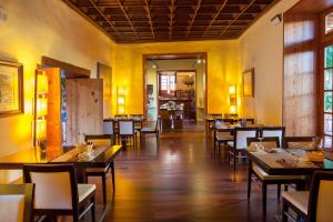 Hotel LIVVO La Quinta Roja餐厅或其他用餐的地方