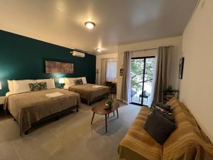 圣卡塔利娜岛Nativo的酒店客房,设有两张床和一张沙发