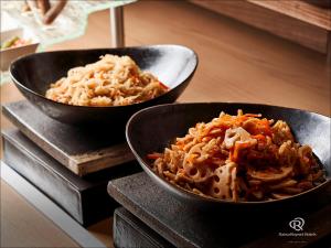 筑波筑波大和鲁内酒店的两碗食物坐在柜台上