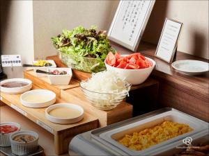 筑波筑波大和鲁内酒店的装有蔬菜和其他原料的柜台