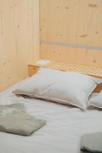 Gonner Haus的一张白色的床,上面有两个枕头