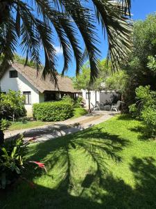 拉弗洛雷斯塔LO DE MARILITA的院子里有棕榈树的房子