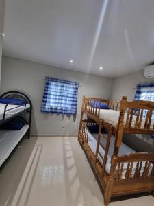 San Pedro MasahuatCasa para descanso familiar的客房设有两张双层床和一扇窗户。