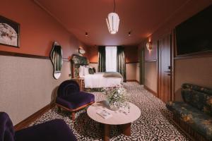 巴黎1,75 Paris La Sève的酒店的套房配有一张床和一张桌子。