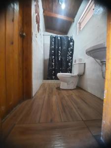 帕纳哈切尔Cabaña de Atitlan的一间带卫生间和水槽的浴室