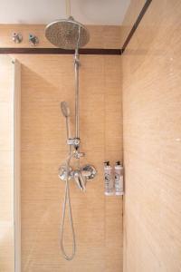 萨拉戈萨AZ Hotel El Príncipe的浴室内配有淋浴和头顶淋浴