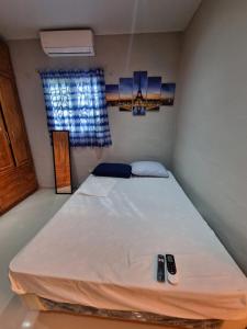 San Pedro MasahuatCasa para descanso familiar的一张位于带两个遥控器的房间的床位