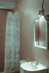 卡哈马卡Marzano的一间带水槽和淋浴帘的浴室