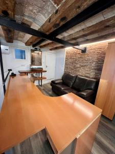 巴塞罗那Cataluña Room的客厅配有桌子和沙发