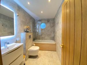 彭里斯Lake District cottage in 1 acre gardens off M6的浴室配有卫生间、盥洗盆和浴缸。