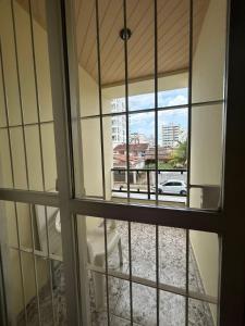 瓜拉派瑞Residencial Copacabana的从客房的窗户可欣赏到风景。