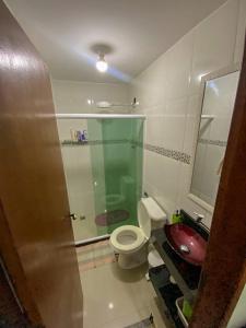 大伊瓜巴Casa Paraíso Costeiro的带淋浴、卫生间和盥洗盆的浴室