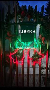 索非亚Libera的一张红灯桌子和一个标有利贝里亚语的标志
