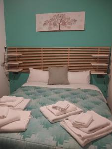 布斯托阿西齐奥il Sole di Busto APT的一间卧室配有带毛巾的床