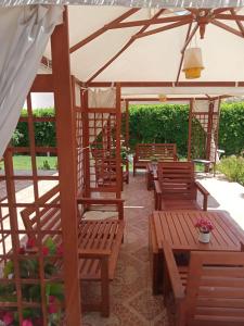 Qaryat ash Shamālīالريف الأروبي的庭院设有木长椅和遮阳伞