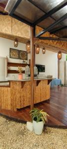 邦劳因托伊旅舍的一间铺有木地板的客房里设有一间厨房和一间酒吧