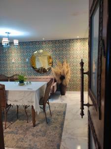 伊达贾伊Casa com Piscina的一间带桌子和镜子的用餐室