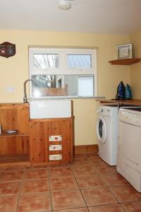 基利贝格斯Biddy Rua's Place的厨房配有水槽和洗衣机