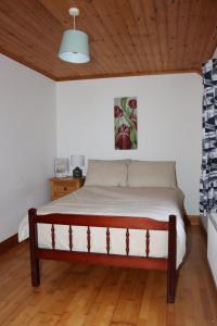基利贝格斯Biddy Rua's Place的卧室内的一张床铺,设有木制天花板