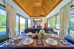 Ban Bo Kaeo3 Bed Luxury Bali Style Villa Close To Beach PR6的用餐室配有带盘子和玻璃杯的桌子