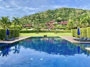 Ban Bo Kaeo3 Bed Luxury Bali Style Villa Close To Beach PR6的山地度假酒店的游泳池