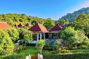 Ban Bo Kaeo3 Bed Luxury Bali Style Villa Close To Beach PR6的森林中的房子
