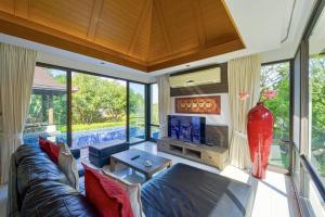 Ban Bo Kaeo3 Bed Luxury Bali Style Villa Close To Beach PR6的带沙发和电视的客厅