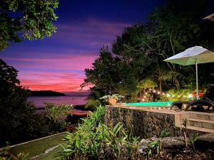 圣卡塔利娜岛Nativo的一个带遮阳伞和游泳池的庭院