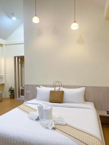 象岛乔客度假酒店的卧室配有白色大床和白色枕头