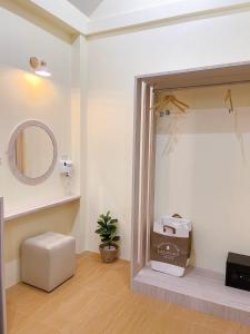 象岛乔客度假酒店的一间位于客房内的带镜子和凳子的浴室