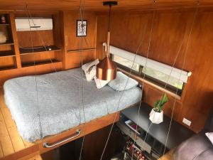 卡萨布兰卡Tinyhouse in the WineValley的小型客房的一张床铺享有高空景致