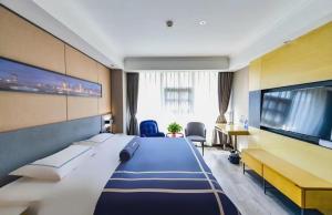 郑州郑州高新区总部企业基地兰欧尚品酒店的一间卧室配有一张大床和一台平面电视