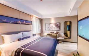 郑州郑州高新区总部企业基地兰欧尚品酒店的酒店客房设有一张大床和一台电视。